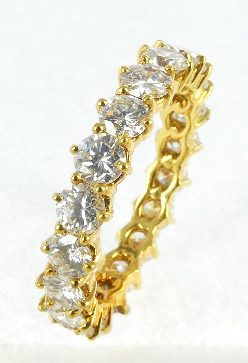 Lot 27 — 1 Alliance Or 750 mil. Poinçonnée, sertie de brillants (2 Ca