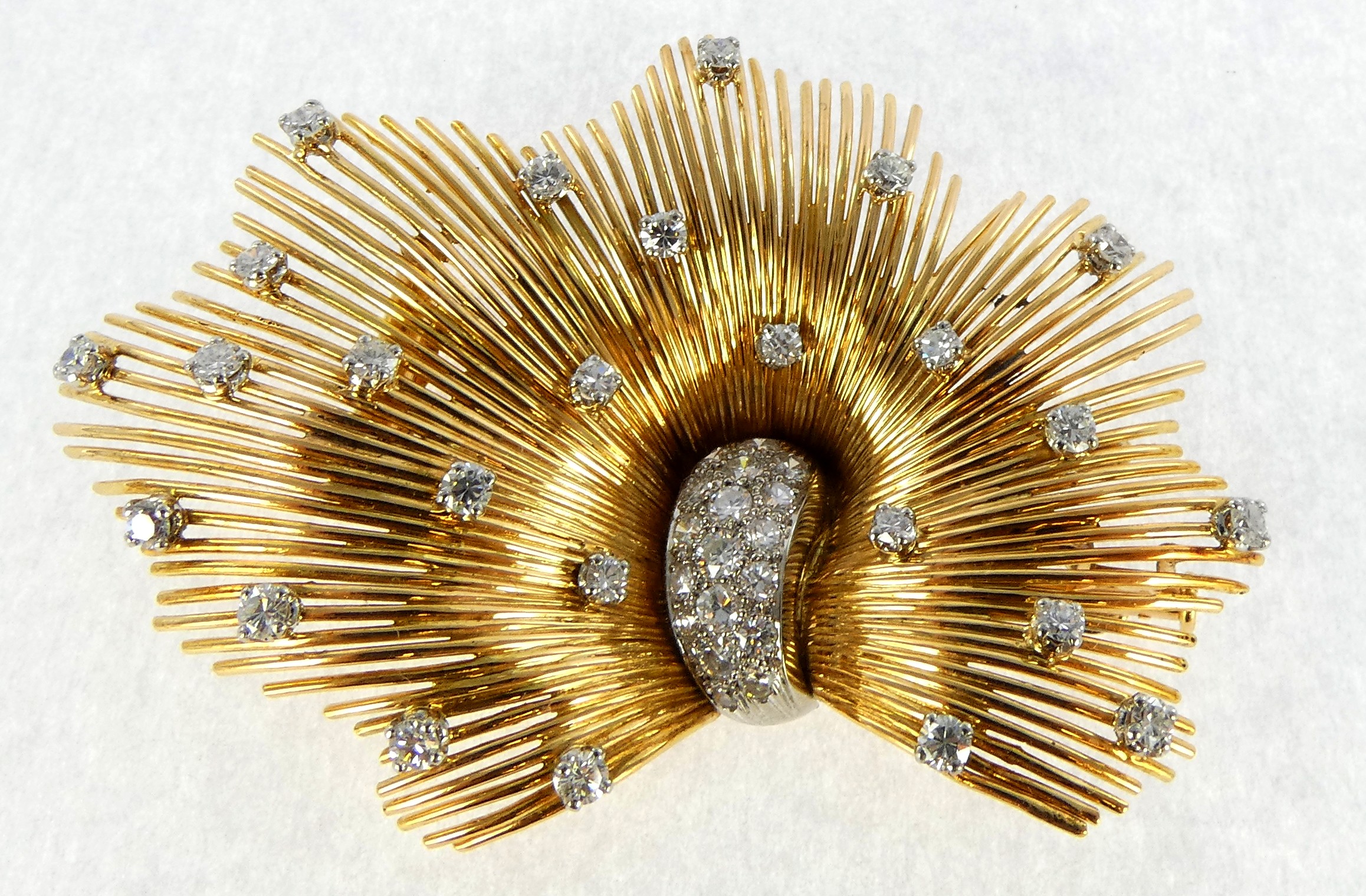 Lot 28 — 1 Broche Or 750 mil. Poinçonnée, sertie de brillants (1 Cara