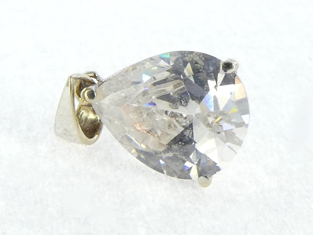 Lot 35 — 1 Breloque Or 750 mil. pierre, 1.2g