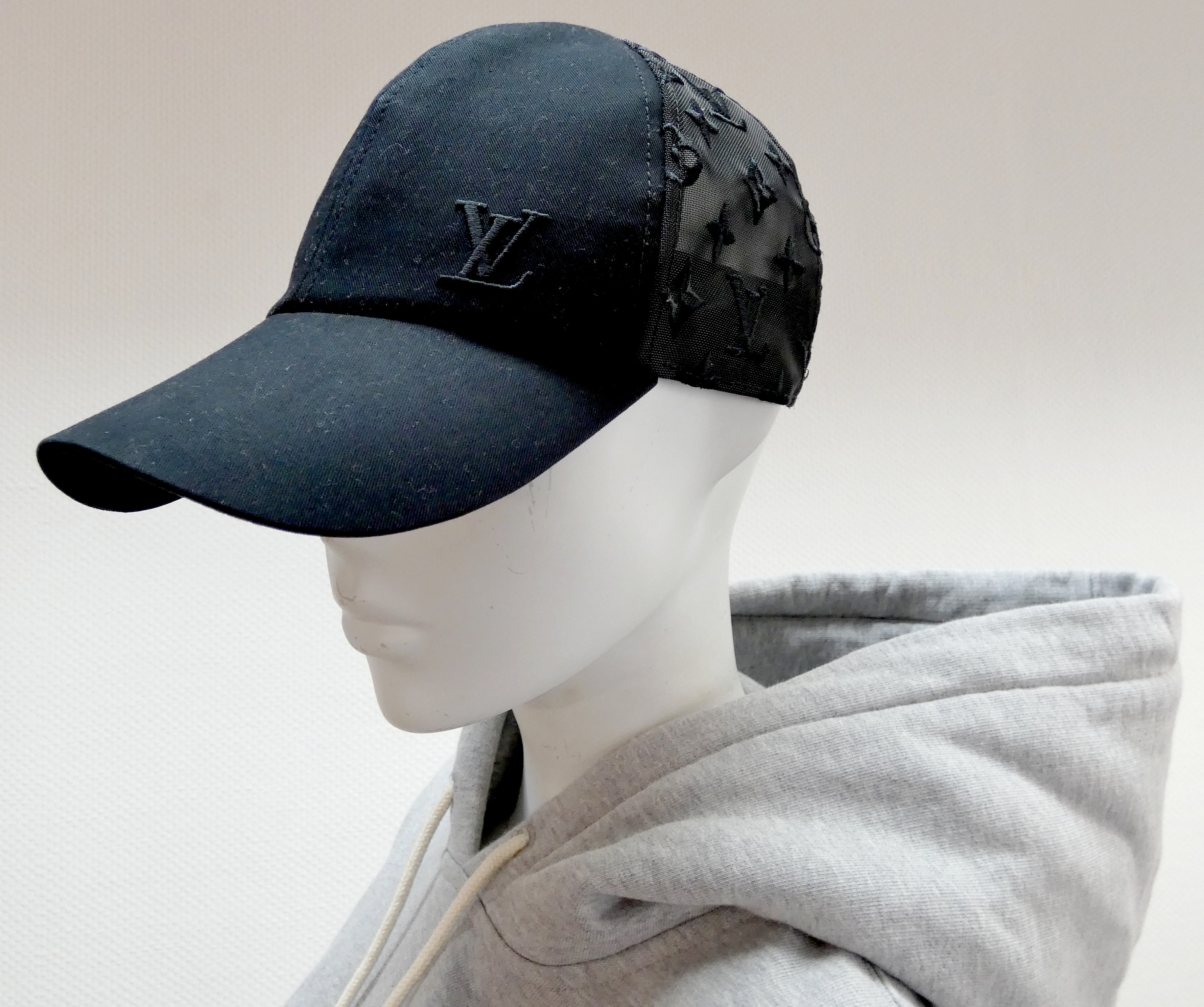 Lot 4 — Louis VUITTON : Casquette noir monogram mesh présente un emp