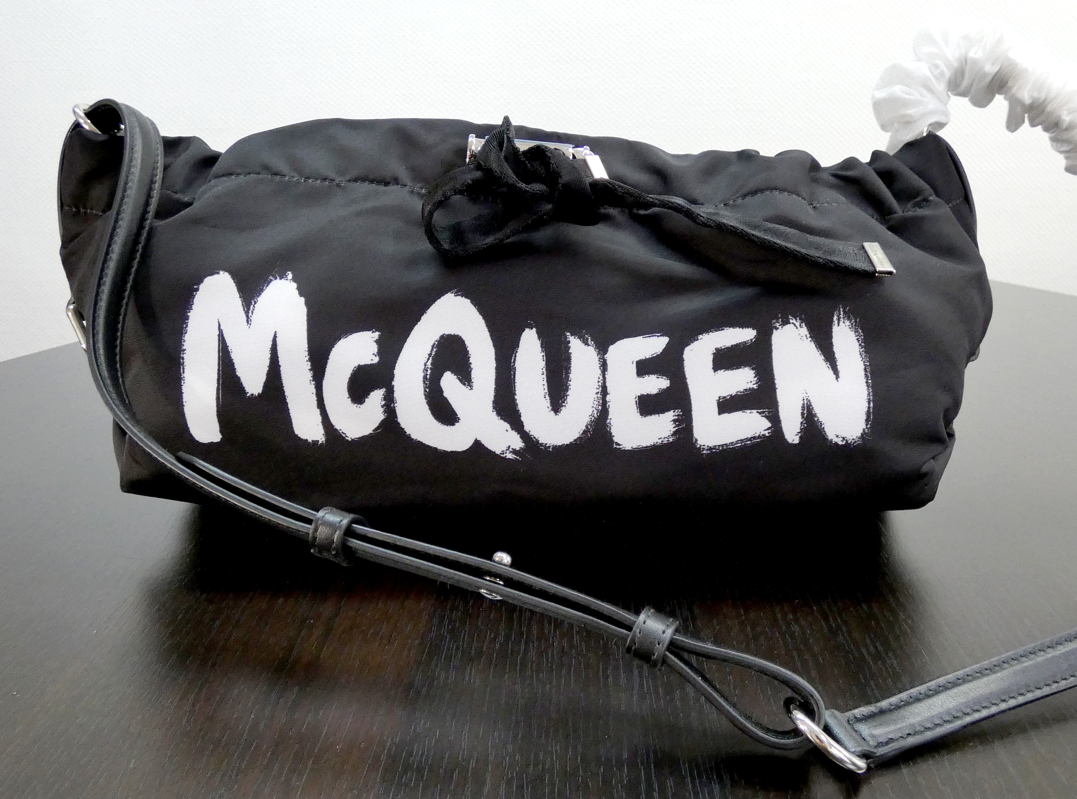 Lot 5 — Alexander MCQUEEN "The Bundle Graffiti" : Sac souple en nylo