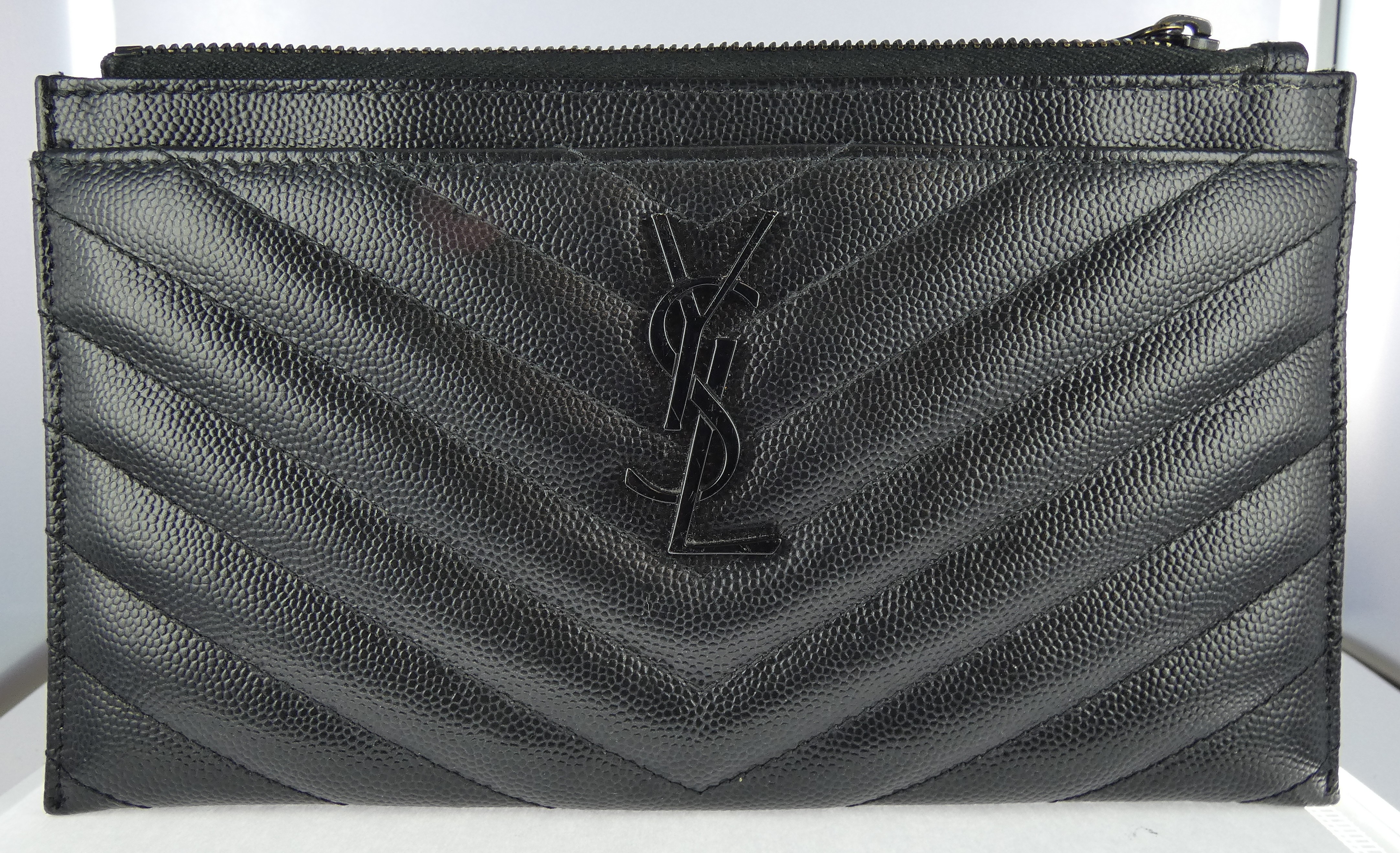 Lot 6 — Yves SAINT LAURENT : Pochette en cuir noir, zippée, matelass
