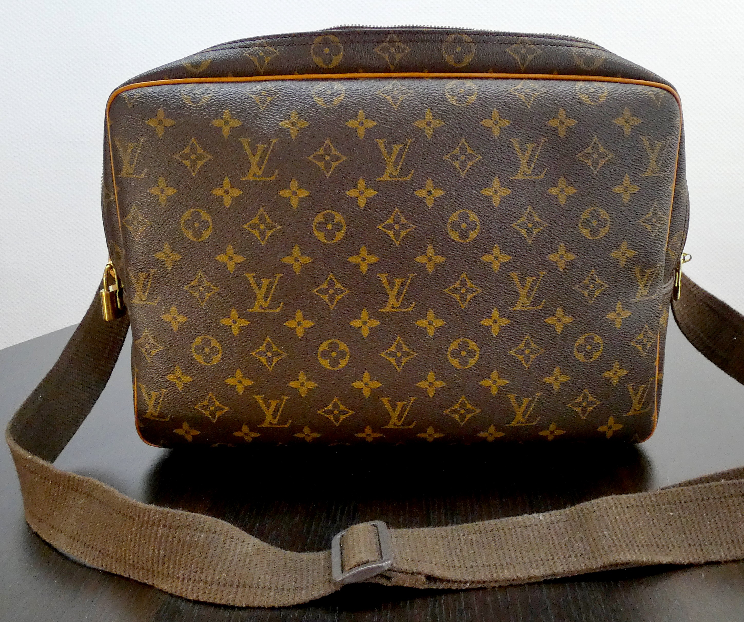 Lot 7 — Louis VUITTON, Grand modéle Reporter : Sac monogram, bandoul
