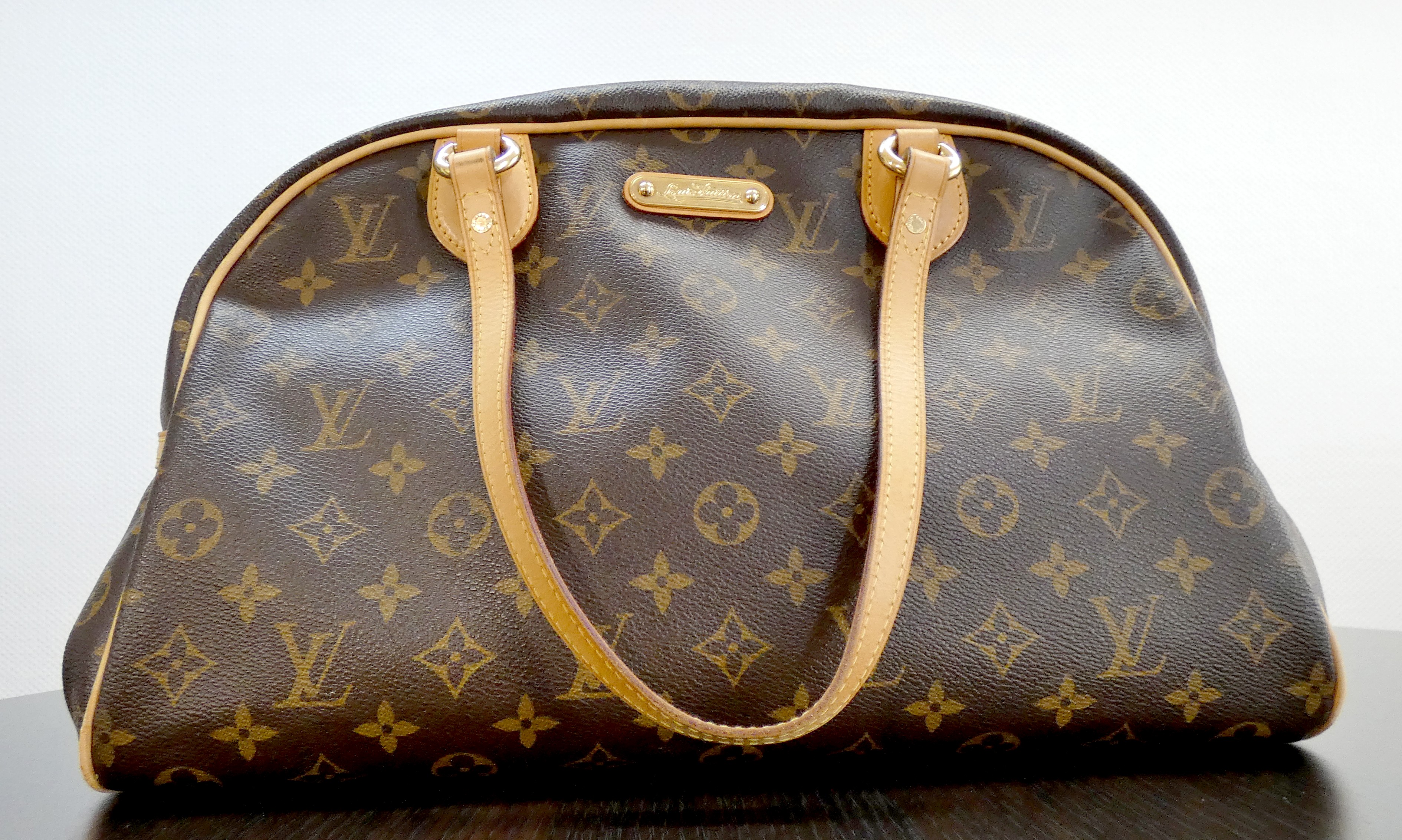 Lot 8 — Louis VUITTON, modéle Montorgueil : Sac en cuir, toile monog