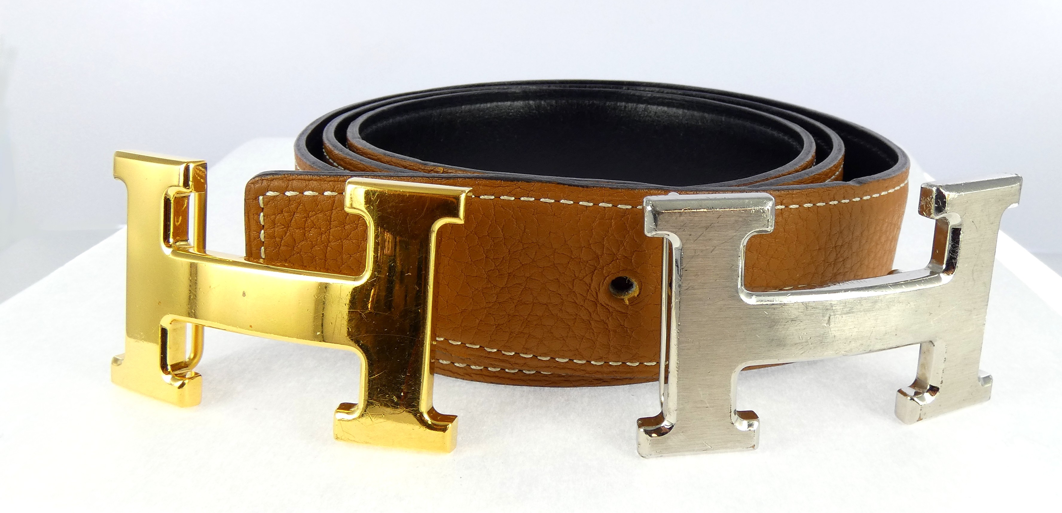 Lot 9 — HERMES : Ceinture en cuir réversible marron et noir, avec 2 